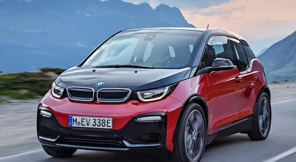 i3 е един от най-странно изглеждащите автомобили, пускани някога в продажба от BMW. Лансиран през 2013 г., той все още изглежда много отличителен дори днес. Това в никакъв случай не е единствената му квалификация да бъде смятан за странен автомобил. Конструкцията му също е сложна, включваща широко използване на алуминий и въглеродни влакна.

i3 също се предлага или като чисто електрическо превозно средство, или с малък бензинов двигател, действащ като удължител на пробега. Повечето електромобили се предлагат в едната или в другата форма, но не и в двете.