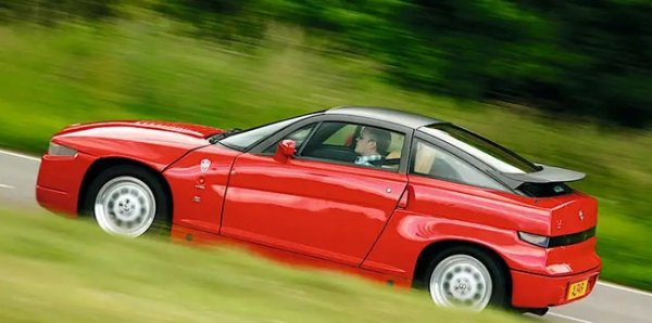 Alfa Romeo има дълга традиция в производството на красиви автомобили. Едно голямо изключение беше спортният автомобил SZ, произвеждан за кратко между 1989 и 1991 г. Базиран на доста ъгловатия седан 75, той имаше уникално брутален външен вид и съответно беше наречен il mostro (от италиански - "чудовището").

След като Alfa спря да го произвежда, тя бързо се върна към темата с почти също толкова привлекателния кабриолет RZ през следващата година.