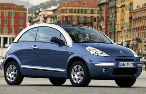 Има хора, които ще защитават Pluriel до смъртния си дъх, но дори те трябва да признаят, че това беше особено странно устройство. Базиран на първото поколение Citro&euml;n C3, той може да бъде конфигуриран в различни стилове на каросерията. По-специално - собственикът може да го превърне от хечбек в кабриолет, като премахне релсите на покрива. Проблемът беше, че тогава нямаше къде да поставите релсите, така че трябваше да ги оставите вкъщи и да се молите да не вали. В по-топлите страни от Южна Европа това беше приемливо. На север - не толкова.