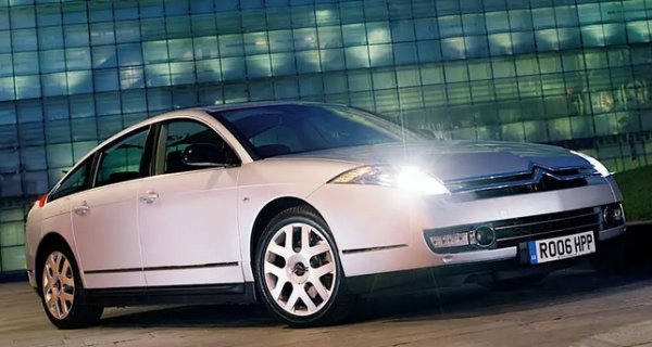 Говори се, че французите не могат да правят добри големи коли. Освен че понякога могат. Citro&euml;n C6 беше прекрасен. Много удобен, интериорът беше удивително просторен, а качеството на возене беше феноменално, стига да изберете версия с бензинов двигател, а не много по-тежкия дизел. 

Въпреки цялата си привлекателност обаче на C6 липсваше едно важно нещо -- германска емблема, на която повечето купувачи на този тип автомобили настояваха.