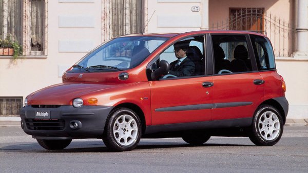 Оригиналната Multipla, шестместна версия на малкия 600 на Fiat, изглеждаше напълно странно. Модерният еквивалент, въведен през 1998 г., също го направи, въпреки че имаше предимствата на по-приятелска подредба на седалките (два реда по три седалки) и зона на смачкване в предния край, която изцяло липсваше на автомобила от 50-те години.

Дизайнът беше меко казано спорен. Fiat се придържаше към оръжията си няколко години, но се оттегли през 2004 г., преработвайки колата, за да изглежда много по-конвенционална и честно казано по-малко запомняща се.