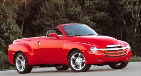 Модата за ретро автомобили в началото на века роди автомобили като Fiat 500, MINI и Volkswagen Beetle. Един от по-странните примери е Chevrolet SSR, пикап с прибиращ се твърд покрив и 5,3-литров (по-късно 6,0-литров) V8 двигател.

Необичайният му стил комбинира модерност с почит към камионите Chevrolet Advance Design и GMC New Design от края на 40-те до средата на 50-те години. Chevrolet произвежда SSR от 2003 до 2006 г. Следователно той се припокрива с HHR от 2005-2011 г. - ретро кросоувър, предлаган и като панелен ван.