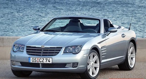 Деветгодишният съюз между Daimler и Chrysler произведе необичайния Chrysler Crossfire. Двуместен спортен автомобил, предлаган както като купе, така и като кабриолет. Crossfire не може да е бил особено скъп за разработка, тъй като е базиран на платформата на изходящото първо поколение Mercedes SLK и използва 3,2-литров V6 двигател на Mercedes, с компресор или не. 

Представен през 2003 г., той не оцеля след голямото сътресение на Chrysler от 2007 г., при което Daimler продаде по-голямата част от марката на частната инвестиционна компания Cerberus.
