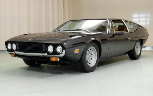 Espada е една от най-необичайните коли в историята на Lamborghini - 4-местно купе, произведено в едва 1227 бройки между 1968 и 1978. Зад него стоят имената на двама гении: Марчело Гандини за дизайна, и Джото Бидзарини за удивителния V12 двигател с шест карбуратора Weber, развиващ 325 конски сили в първата производствена серия и 350 - в следващите две. Внесената в България бройка е от последната, трета серия. 