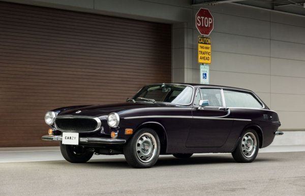 Купе версията на P1800 е несравнимо по-известна, най-вече заради честта да бъде екранен партньор на Роджър Муур в "Светецът". Но пък за компенсация shooting-brake версията с означение ЕS е значително по-рядка - произвеждана е само две години в общо 8077 екземпляра. Прототипът на този автомобил е съдаден от Пиетро Фруа, но за жалост се струва твърде смел на шведите и много от оригиналните решения в него не са приложени. 
През 1998 едно Volvo 1800S бе сертифицирано от Guinness като автомобилът с най-голям пробег на планетата - 5.23 милиона километра, изминати от оригиналния му собственик Ърв Гордън. 
