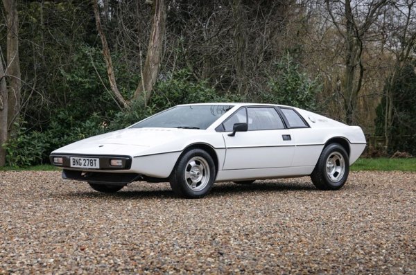 Немалко деца на 80-те години, колекционирали картинки от дъвки Turbo, ще посочат това като най-красивата кола в историята. При всички случаи комбинацията от инженерните познания на Lotus и дизайнерския гений на Джорджето Джуджаро заслужава внимание. Производството продължава почти три десетилетия (от 1976 до 2004), но въпреки това Esprit си остава доста рядък автомобил, с едва 10 675 сглобени екземпляра. 
