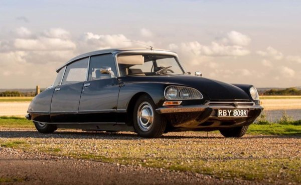 Ако трябва да посочим най-забележителния френски автомобил на всички времена, вероятно бихме се спрели на "богинята" DS (la deesse). Дебютирал през 1955, това е първият масов автомобил с хидропневматично окачване, и първият с дискови спирачки. Не само технологиите му са изпреварили времето си, но и дизайнът, дело на скулптора Фламинио Бертони. Заради него прочутият философ Ролан Барт възкликва, че тази кола изглежда "сякаш е паднала от небето". За първото полугодие на 2023 у нас са регистрирани още две бройки от DS 21. 

