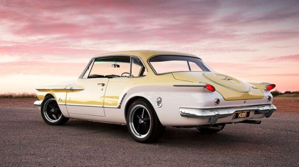 Строго погледнато, това дори не е Dodge, а модел на Plymouth - друга марка от орбитата на Chrysler. Този модел се нарича Valiant и е показан за пръв път през 1959, с дизайн на великия Върджил Екснър. На някои отделни пазари в Европа и Латинска Америка обаче колата се продава и като Dodge V200. Има даже специална сглобка за Европа, която се прави в Швейцария. Valiant остава на пазара до 1962. 
