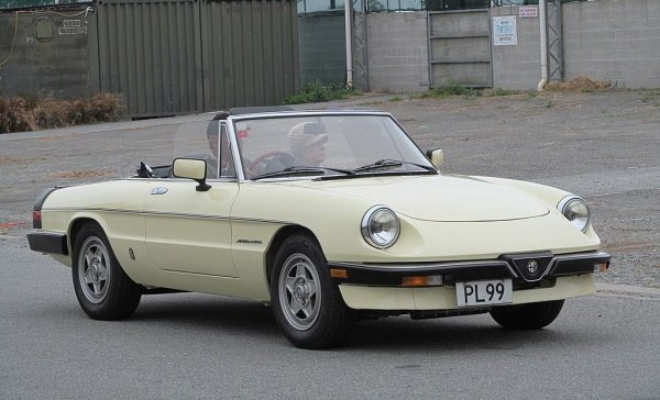 Тази италианска класика се появява на пазара през 1966 като наследник на Guilia Spider и остава в продажба чак до 1994, като за това време сменя четири поколения - макар и без кой знае колко значими изменения в дизайна. Тази година у нас са внесени две бройки. 
