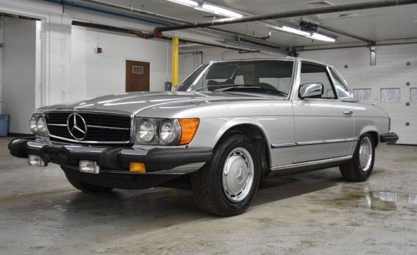 R107 и C107 са двата варианта на най-дълго произвеждания модел в историята на Mercedes, ако не броим G-класата. Кабриолетът и купето се появиха през 1971 и останаха на пазара чак до 1989. Но конкретният 450 SL е снeт от производство още през 1980, така че тук говорим за истински олдтаймер. Двигателят под капака е V8 с работен обем 4520 куб. см и мощност 225 конски сили. 
