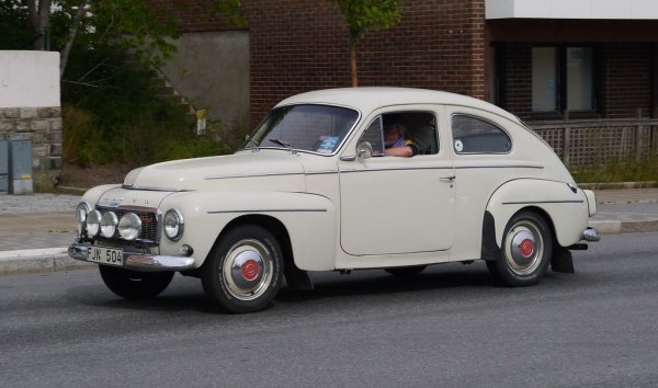 Още в началото на 40-те години във Volvo обмислят създаването на по-достъпен, масов модел. Войната и последвалият й недоимък отлагат плановете, но през 1947 първото PV 444 най-после е произведено, а през 1958 компанията го заменя с осъвремененото PV 544. Eдин екземпляр от тази кола печели рали "Сафари" през 1965. 