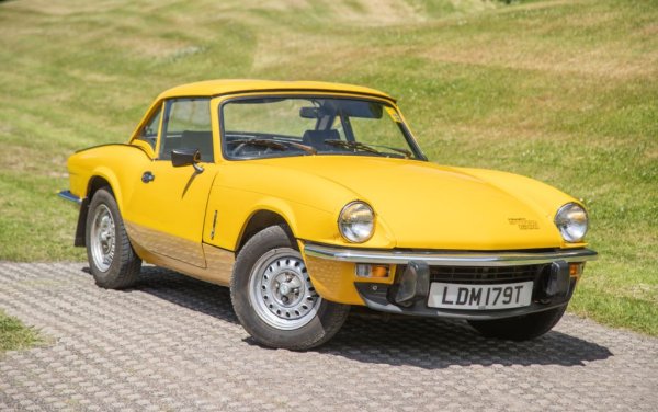 Още един британски спортен автомобил, който е прочут най-вече заради италианския си дизайн - работа на великия Джовани Микелоти. Spitfire е представен на Лондонския автосалон през 1962, но внесената в България версия 1500 е всъщност от последната производствена серия (1974-1980). 
