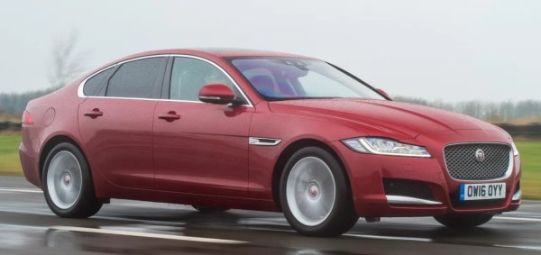 За: Страхотно шофиране, луксозен външен вид, просторна кабина

Против: Противоречиво качество на интериора, конкурентите са по-изпипани

Jaguar XF (второ покоение) е един от по-луксозните варианти в сегмента. Дизайнът му не е прекалено авантюристичен, но Jag има усет, който липсва на немските му конкуренти. И е също толкова впечатляващ в движение. XF е стабилен и плавен върху неравности.

