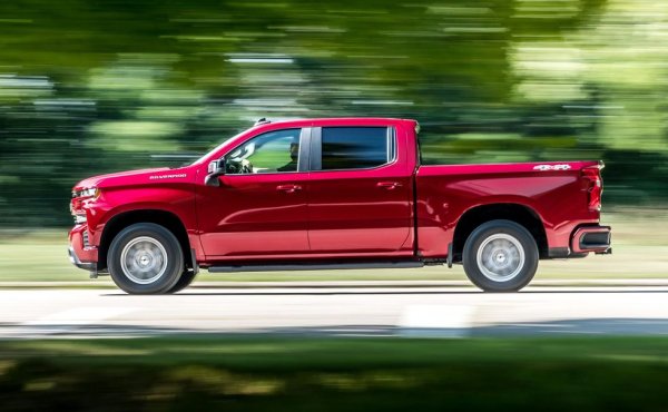 Ако показателите на Silverado, посочени под следващата снимка, смътно ви напомнят за нещо, не се чудете - на практика тази кола е близнак на GMC Sierra, с някои дребни разлики в дизайна и с лека надбавка в цената. И тук най-лакома е комбинацията от V8 и 6-степенен автоматик. 
