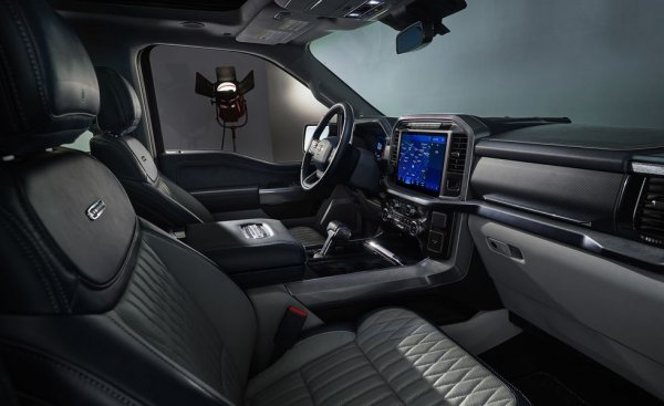 Среден разход: 12.4 л/100 км комбиниран (EPА)
Двигател: 5-литров бензинов V8
Максимална мощност: 400 к. с. 
Стартова цена: 30 635 долара (25 880 eвро)
