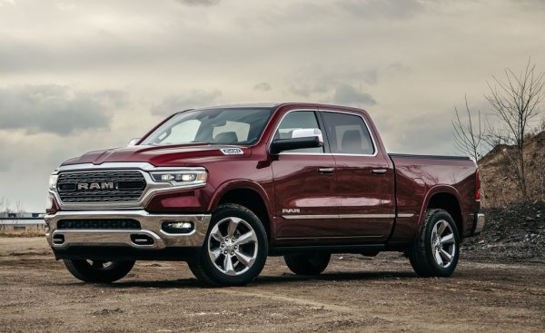 В един период в началото на годината тази машина даже изпревари по продажби Ford F-150. Обяснението се крие най-вероятно в двигателя - добрия стар 5.7-литров "хеми" на Chrysler, с полусферични глави и приятния грохот, който помним от класическите американски muscle cars. Но и разходът също напомня доста за тях. 
