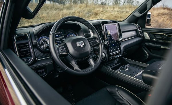 Среден разход: 13.9 л/100 км 
Двигател: 5.7-литров Hemi V8 
Максимална мощност: 395 к. с. 
Стартова цена: 30 145 долара (25 500 eвро)
