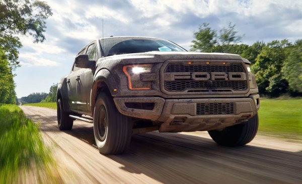 Тази специална версия на F-150 според производителя е готова за пустинни ралита като легендарното Baja 500 - с рекорден ход на окачването, с амортисьори от Fox Racing, заключащ се заден диференциал и така нататък. В същото време обаче е снабдена с отопляеми кожени седалки и всички други модерни удобства. И дано по трасето на пустинното рали да има достатъчно бензиностанции. 
