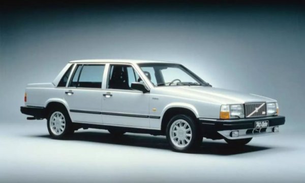 През 80-те години Volvo показа, че дори семеен седан с 4 врати може да удиви света - 740 Turbo се оказа толкова бърз, колкото и Porsche 924. Други подобни модели в гамата на шведите няма и това прави тази машина толкова уникална и интересна за колекционерите.