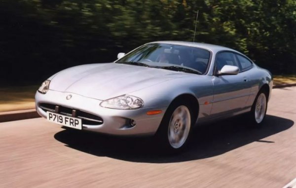 Jaguar XK8 се произвежда като купе и кабриолет. Този модел е особен с това, че вдига летвата за качество и високи технологии, което съответно повишава и стойността на британската марка. Впрочем, Jaguar XK-R от тези години също се радва на огромен интерес и дори е по-скъп.