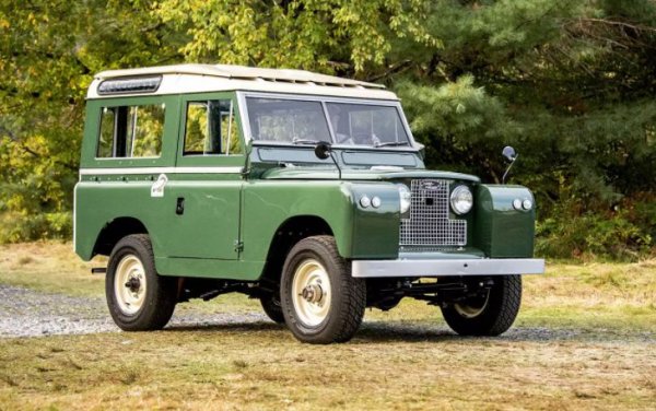 Първите поколение на легендарния всъдеход Defender са създадени за тези, които се занимават със селско стопанство. От тези автомобили има все по-малко, които са в добро състояние и в движение. Затова и цената на запазените екземпляри е много висока и ще продължава да расте.