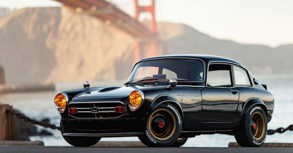 Тази кола се смята за класика от някои, като беше представена през 1965 година на автосалона в Токио. Тя наследява серията S600, като по това време практичността е чужда на Honda и моделът се предлага като купе и роудстър. И поради липсата на впечатляващи спортни коли на пазар, това е едно от най-добрите предложения.

Моделът от 1968 година предлага мощност от 69 конски сили и 65 Нм въртящ момент. Скоростната кутия е 4-степенна механична, като ускорението от 0 до 100 км/ч отнема 12 секунди.