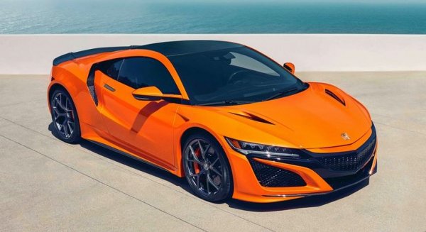 Honda NSX 2020 е един от най-великите и модерни автомобили, които японската компания някога е създавала. Суперколата се продава и под марката Acura, като това по никакъв начин не се отразява на интереса към нея. Това е и най-скъпият сериен автомобил, произвеждан на територията на САЩ.

Хибридната суперкола се задвижва от силов агрегат, включващ 3,5-литров V6 с две турбини, 3 електромотора и 9-степенна автоматична скоростна кутия с два съединителя. Сумарната мощност на системата е 573 к.с., като купето ускорява от 0 до 100 км/ч за 3 секунди, а максималната му скорост е 307 км/ч.