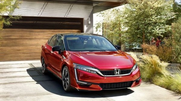Този автомобил нагледно показава колко далеч напред отива Honda по отношение на технологиите на горивата. Моделът се предлага в 3 различни варианта - с водородни горивни клетки, като стандартен електрически автомобил и като зареждащ се хибрид (plug-in).

Повечето шофьори избират хибрида заради по-добра икономия на гориво, но пък тази версия има сериозна конкуренция в лицето на Toyota Prius Prime. Моделът на Honda разполага с всички асистенти на водача и е сред най-добрите предложения в класа си.