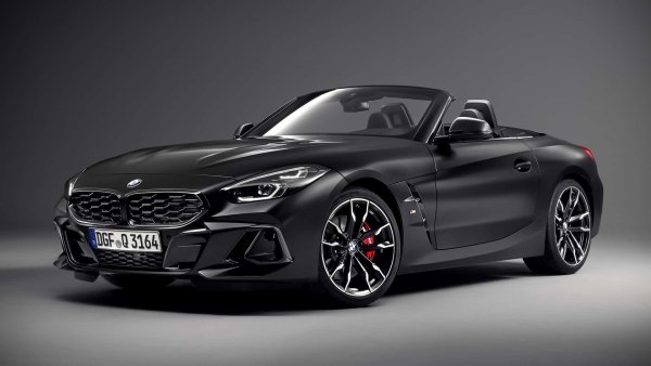 Сбогуването със Z4 BMW даде на феновете един специален модел - Z4 Final Edition. Поръчките за роудстъра бяха отворени до края на януари, а производството в завода на Magna-Steyr в Грац ще приключи този месец.