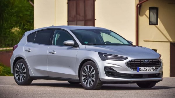 Странните действия на Ford Europe продължават. След като Mondeo и Fiesta от доста време са извън играта, сега към тях се присъединява Focus. Последните бройки вече слязоха от поточната линия на завода в Заарлуис, а наследник не се предвижда. Компанията твърди, че има &bdquo;вълнуващи планове за Европа&ldquo;, като предстои да видим какви точно са те.