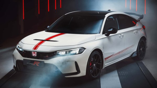 Времената за мощни двигатели с вътрешно горене стават все по-трудни и  Honda знае това. С Civic Type R клиентите го усетиха в цифри с почти непосилно високи цени  - близо 60 000 евро). С "Ultimate Edition", ограничен до 40 копия, Honda даде на легендарния Civic Type R достойно сбогуване в средата на 2025. 