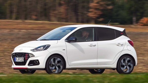 От края на 2019 Hyundai предлага третото поколение на i10 в Европа. Шест години по-късно автомобилът с дължина 3,67 метра е приключил. Производството в Турция завърши в края на 2025. Няма пряк наследник, но в подобен сегмент изцяло електрическият Inster вече е на пазара повече от година. Все още се предлага и Kia Picanto, която е идентична технически.