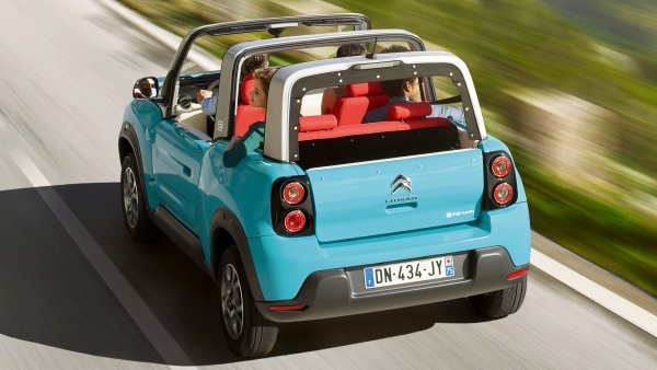 Кросоувърът получи батерия с капацитет 30 кВт/ч и двигател с 68 к.с., които му осигуриха пробег от 195 км с едно зареждане. Производството на модела приключи през 2019 година.
