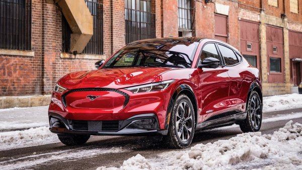 В продължение на 56 години Ford Mustang пише историята си по целия свят. И тя далеч не е приключила. Моделът премина през 4-, 6-и 8-цилиндрови двигатели, а сега е изправен пред нова еволюция. Той се трансформира в SUV, който залага на електрическо задвижване.
