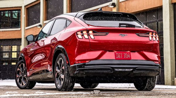 Кросоувърът се нарича Ford Mustang Mach-E и ще се появи на пътя през 2021 година. Той ще предлага в 4 нива на мощност - 269, 294, 351 и 487 к.с., както и с два капацитета на батерията - 68 и 88 кВт/ч. Задвижването е или към задната ос, или към четирите колела, като цената започва от малко под 50 000 евро.
