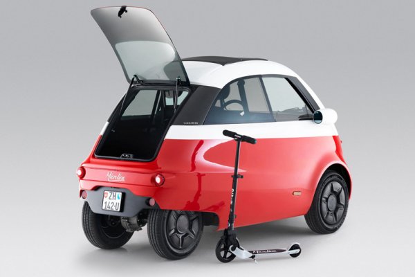 Ако името на BMW Isetta ви звучи познато, то със сигурност ще разпознаете и това транспортно средства с нестандарта форма. Всъщност, първоначално то се казва Iso Rivolta, но BMW иска да пусне на пазара малка градска кола и затова започва да я произвежда през 1955 година. Баварците избират 4-тактов двигател от мотоциклет с обем 243 куб. см и мощност 12 к.с.
