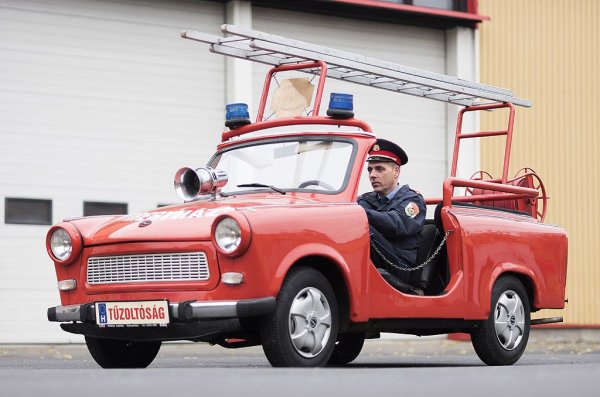 Несъмнено сте чували всякакви версии за материала, от който са изработени P70 и наследилият го Trabant. Ето и вярната: панелите на "Траби" се изработват от отпадъчни продукти при обработката на памука, слепени с т. нар. фенол-формалдехидна смола. Названието е твърде сложно за широката публика, затова във VEB измислят термина "дуропласт". 
Впрочем този материал съвсем не е изобретен в ГДР. Той е рожба на германските химици от нацистката ера. Понеже стоманата в Германия през 30-те е дефицитна и се насочва най-вече за военни нужди, те изобретяват алтернативен материал, който е евтин за производство и, за разлика от фибростъклото, може да се пресова лесно. Освен това е доста здрав - във фабриката инженерите често се снимат, стъпили по четирима-петима върху покрива. 
