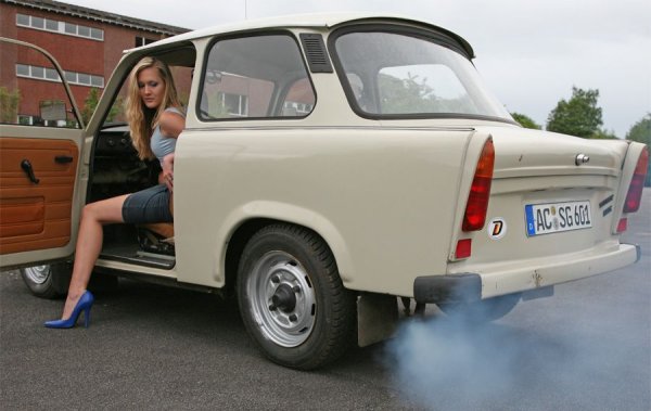 Така автомобилната индустрия на ГДР чак до гибелта си през 1991 трябва да разчита на двутактовия мотор - не само неефективен и маломощен, но и твърде замърсяващ. Последното не е чудно, защото за смазването си този двигател разчита на добавено в горивото масло, в съотношение 40:1. Изгорялото масло причиняваше характерен пушек от ауспуха, който спечели и на "Траби", и на по-големия му роднина Wartburg неособено ласкавия прякор "Пръдливия Ханс". 
