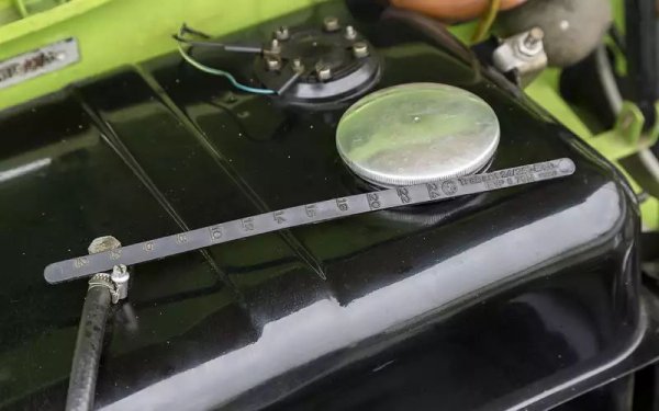 Вече споменахме, че Trabant не е особено икономичен автомобил - въпреки теглото си от малко над 620 кг и ограничената си максимална скорост той спокойно харчи 8-9 литра бензин за 100 км. А резервоарът побира едва 26 литра, което означава доста честичко дозареждане. На всичкото отгоре спартански обзаведеният автомобил няма дори датчик за нивото на горивото. Единственият начин да имате бегла представа за количеството в резервоара е да отворите капака и да премерите с прикрепената пластмасова линийка, разграфена в сантиметри. 
