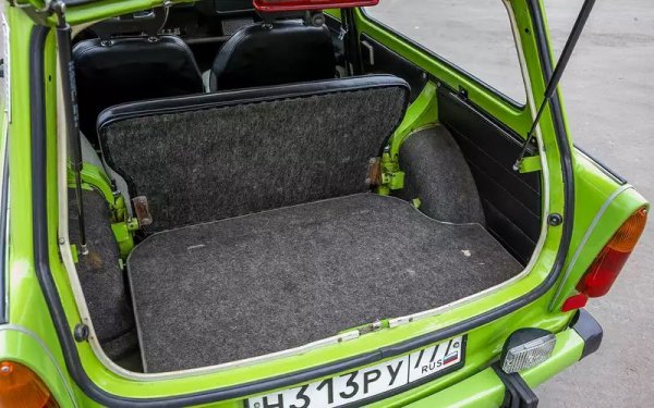 В рекламите от онази епоха Trabant обикновено е показван във варианта комби (Universal), и с млада двойка, която товари в багажника нов цветен телевизор - другия символ на лукс от соца. Багажникът на комбито действително е доста голям като за автомобил с такива размери. А може и да се разшири допълнително чрез смъкване на задната облегалка. Вярно, че това не става с лекотата, в която го правим в съвременните автомобили. Но все пак е възможно, за разлика от почти всички останали соц коли. 
