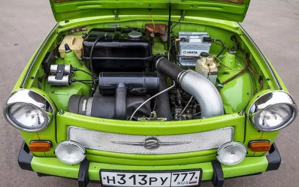 Впрочем за времето и територията, на която е достъпен, Trabant не е чак толкова бавен автомобил. Ниското тегло означава добър старт от място. Вярно, че за ускорението от 0 до 100 км/ч ще ви трябват цели 20 секунди. Но това не е лошо постижение, като имате предвид, че по същото време съветският Запорожец се справя за 32 секунди.
