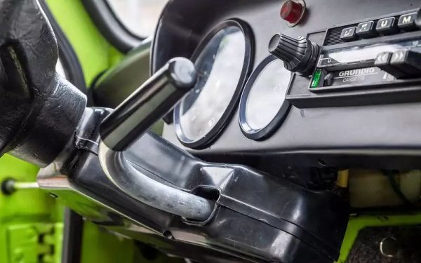 Г-образният скоростен лост върху волана е доста объркващ за шофьори, привикнали с по-стандартни трансмисии. За да включите първа, трябва да тласнете лоста напред и надолу. Но иначе механизмът работи плавно и щом веднъж свикнеш с необичайните комбинации, не създава ядове. 
