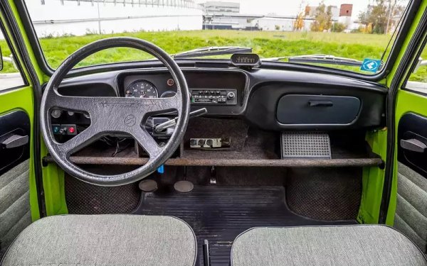 Голямото предимство на Trabant за българите бе, че за него не се чакаше, или се чакаше съвсем малко. В някои периоди списъците за "Лада" бяха 10-годишни, за Skoda - по 6-7, докато за дребосъка от ГДР бяха достатъчни няколко месеца. А и цената му беше относително достъпна. След поскъпването на автомобилите в средата на 80-те тя достигна 5660 лева. 
