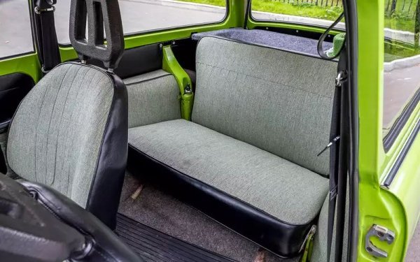 Тази достъпност на "Траби" обаче важеше само за експортните му пазари. Нещастните жители на ГДР трябваше да чакат 8-10 години за него. Затова и на черно употребявани бройки се продаваха по 20-ина хиляди източногермански марки - три пъти повече от официалната цена като нов (7450 марки, като обменният курс бе около три източногермански марки за лев).  
