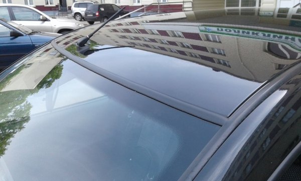 Някои автомобили са оборудвани с уголемени предни стъкла, които частично се простират върху покрива. Дори малка пукнатина върху предното стъкло може да принуди собственика да го смени, но трябва да се знае, че неговата цена е много висока. А това е един допълнителен разход, при това сериозен.
