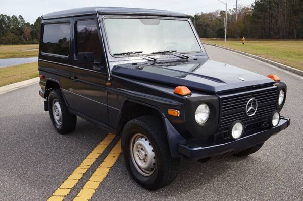 За тази сума се предлагат както варианти с 3 врати, така и с 5 врати. Вторият е произведен през 1983 г., като според обявата е навъртял 350 000 км. Тривратият изглежда в по-прилично състояние, като пробегът му е много по-приемлив - 140 000 км (ако е реален, все пак). 

Под капака на автомобила се крие бензинов 2,3-лиров мотор с мощност 123 к.с.., който е съчетан с механична скоростна кутия. Експертите твърдят, че тази версия често гние, така че кандидат-купувачът трябва да бъде доста внимателен.
