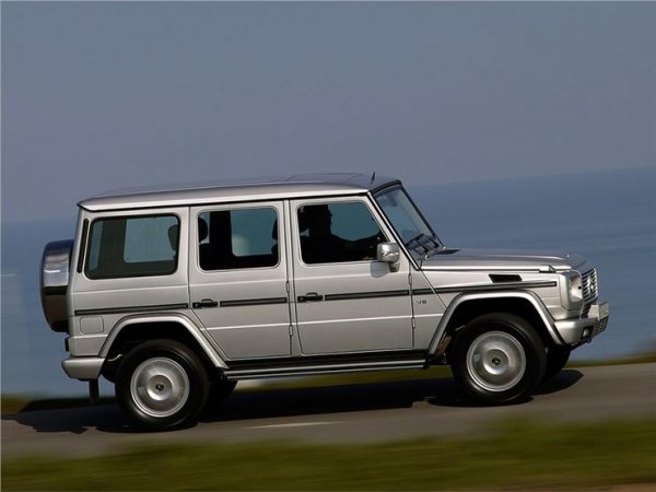 За почти същата цена (само 500 евро отгоре) можете да си купите далеч по-приемливия от хуманна гледна точка на разхода на гориво вариант. Този всъдеход е оборудван с 3,0-литров дизел със 177 к.с. Произведен е през 1997 г., а пробегът му е 430 000 км (стига да е реален, разбира се).

Проблемът при тази версия е 5-степенната автоматична скоростна кутия. Ако автомобилът е "юркан" здраво, а тя не е обслужвана, вероятно ще издъхне съвсем скоро. А нейният ремонт няма да е евтин. 
