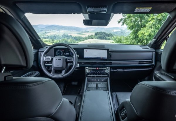 В този списък с хитри аксесоари чекмеджето за UV-C стерилизация, присъстващо като опция в пакета Calligraphy на Hyundai Santa Fe. То има куп опции за поставяне, но най-удобно е пред пътника, над традиционното отделение за документи. 

Това устройство ви позволява да използвате UV-C технологията за стерилизиране на ежедневни предмети като мобилни телефони, портфейли и ключове чрез натискане на бутон на таблото.
