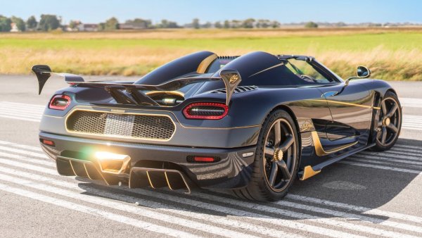 В производство: 2015 - 2017 г.
тираж: 25 броя
Цена: около 2 милиона евро
Ускорение 0 - 100 км/ч: 2,9 сек.
Ускорение 0 - 200 км/ч: 7,8 сек.
Максимална скорост: 458 км/ч

Това е най-мощният (1176 к.с.) и най-бързият (458 км/ч) модел в селекцията ни. Петлитровият турбиниран V8 може да бъде програмиран да постига и 1360 конски сили, но тогава машината трябва да използва бензин-етанолна смес Е85. Но въпреки "мегавата" под капака, не е моделът с най-доброто ускорение от седемте тук.