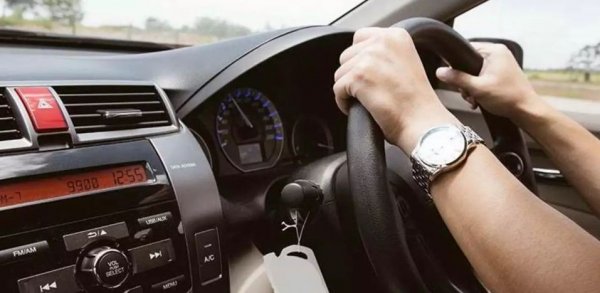 Това важи само за шофьора, който се намира в дясната част на автомобила. При челен сблъсък с изпреварващо в насрещното платно превозно средство, по-голямата част от удара ще бъде в лявата част на автомобила, а това дава по-големи шансове на водача да се отърве без наранявания. Същото обаче не се отнася за пътника до него, който е изложен на огромен риск.
